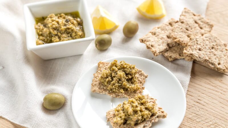 Olijven tapenade met crackers