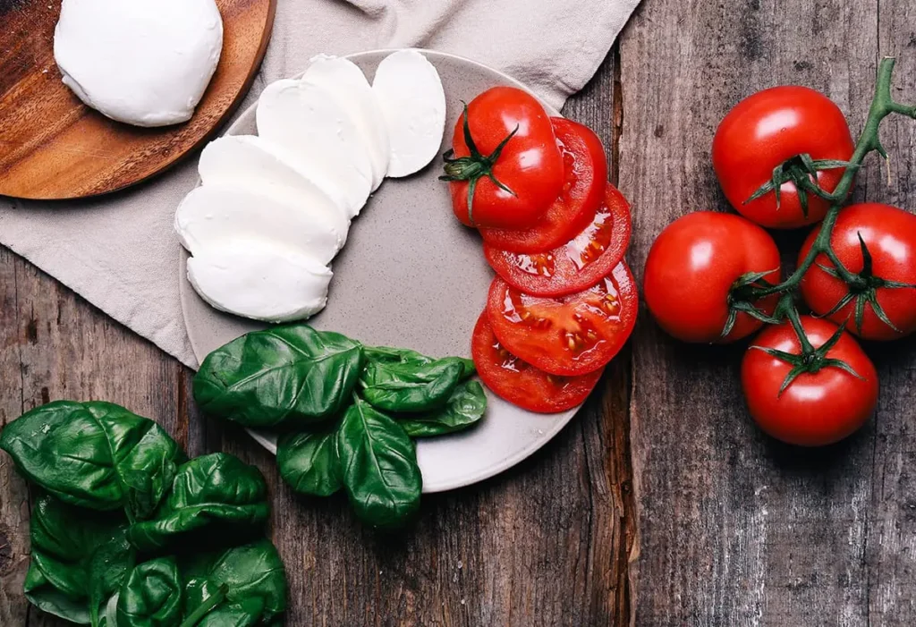 Snij de tomaat en mozzarella in plakken van een 1/2 cm