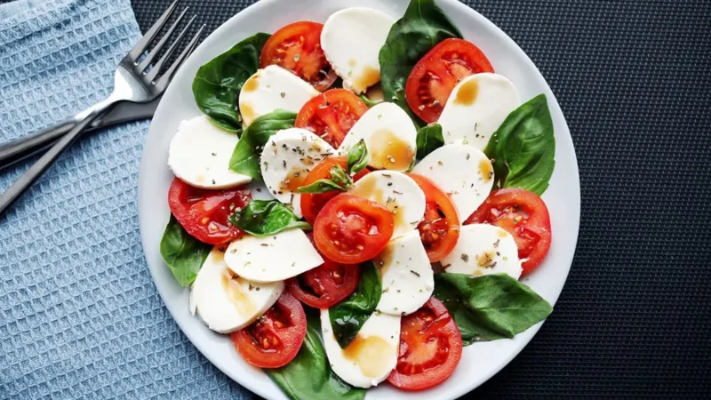 Tomaat, basilicum, mozzarella Caprese salade met balsamico azijn en olijfolie