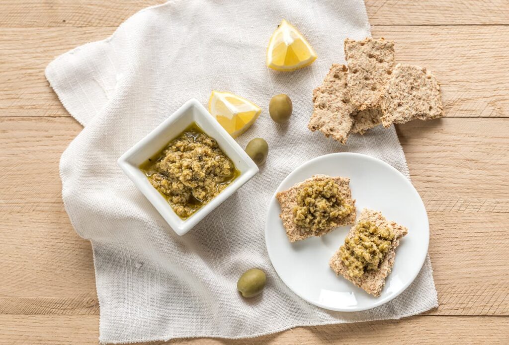 Volkoren crackers met olijventapenade