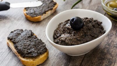 Zwarte olijventapenade op een crostini