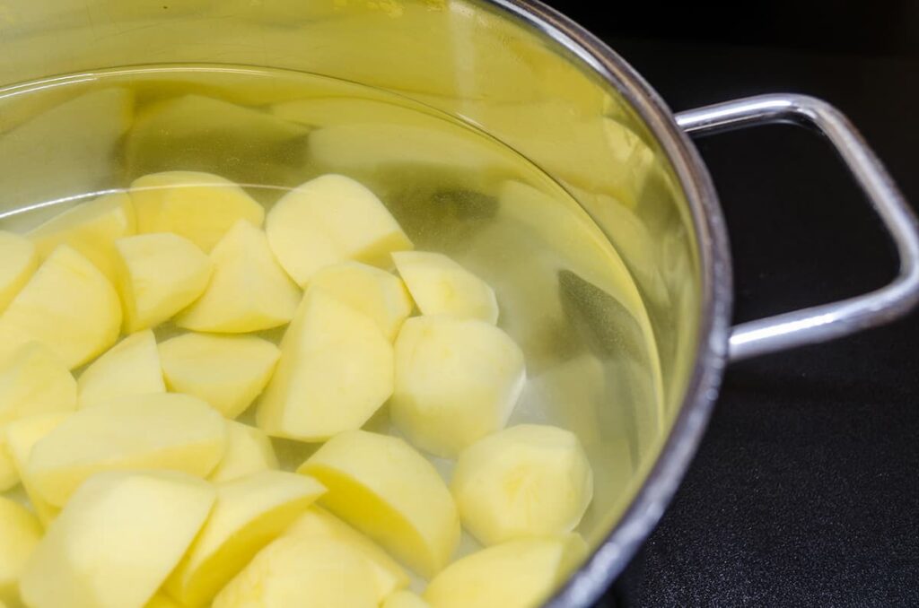 Aardappel zonder schil koken in een pan met water