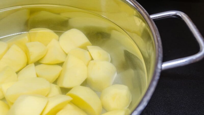 Aardappel zonder schil koken in een pan met water