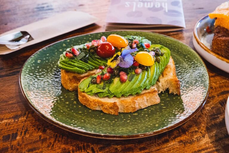 Lunchgerecht avocado toast 768x512