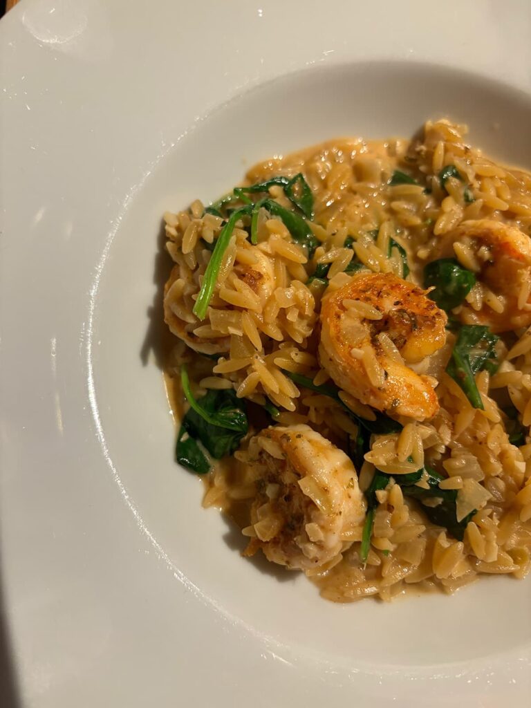 Recept met orzo, garnalen en spinazie in roomsaus