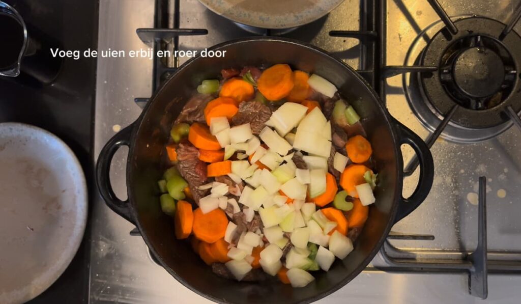 Voeg de uien toe aan de riblappen in de oven