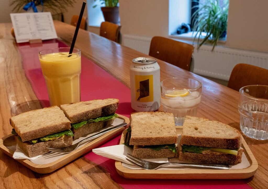 Versgebakken brood van lokale bakkerij in Hoorn