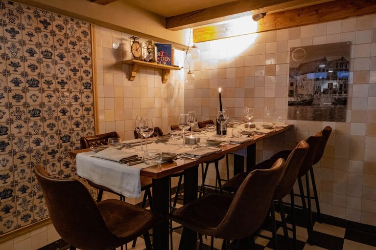 Groeps diner in de keuken bij JT Mos in Hoorn 768x512