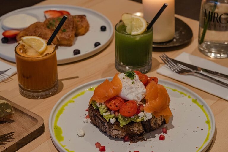 Avocado smash met zalm 768x512