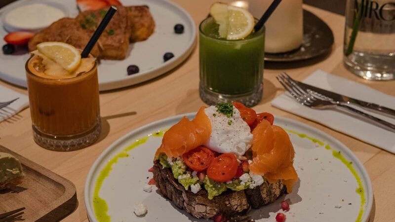 Avocado smash met zalm 800x450