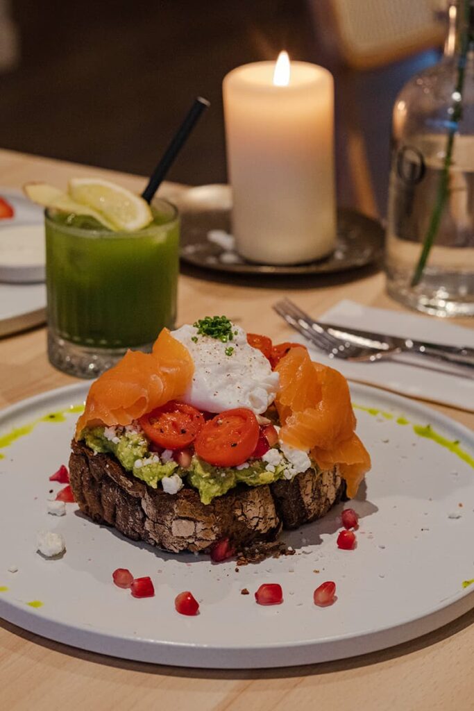 Avocado smash met zalm bij MIRO Heemstede