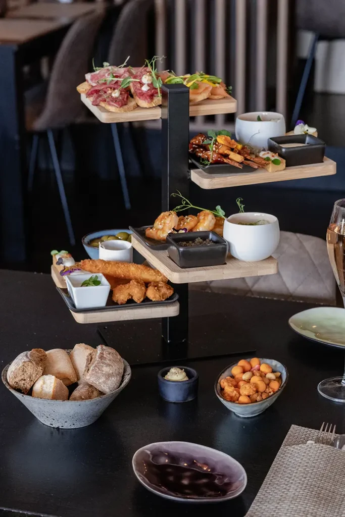 Etagere met kleine lunchgerechtjes bij Restaurant WIJS