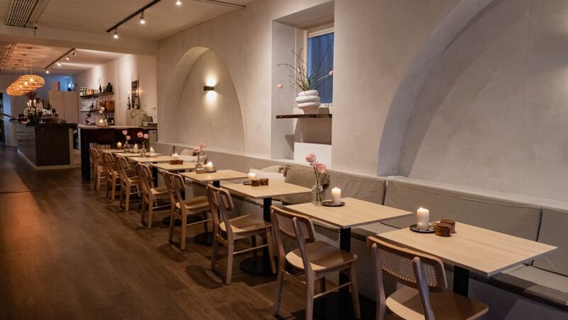 Horeca met zitjes langs de muur in Heemstede 800x450