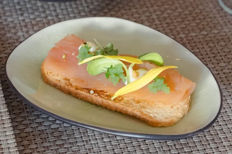 Lunch bij Restaurant WIJS crouton met zalm 768x512