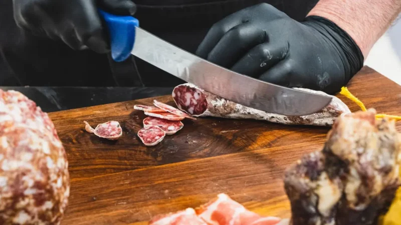 Hans Cordemeijer snijdt droge worst 800x450