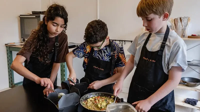Chef Kids werken samen in de keuken 800x450