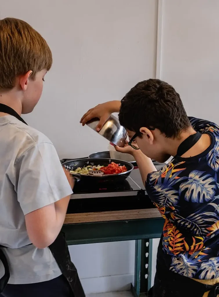De jongens koken samen de groenten