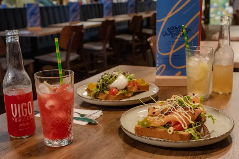 De uitgebreide menukaart van ontbijt lunch tot diner 768x512