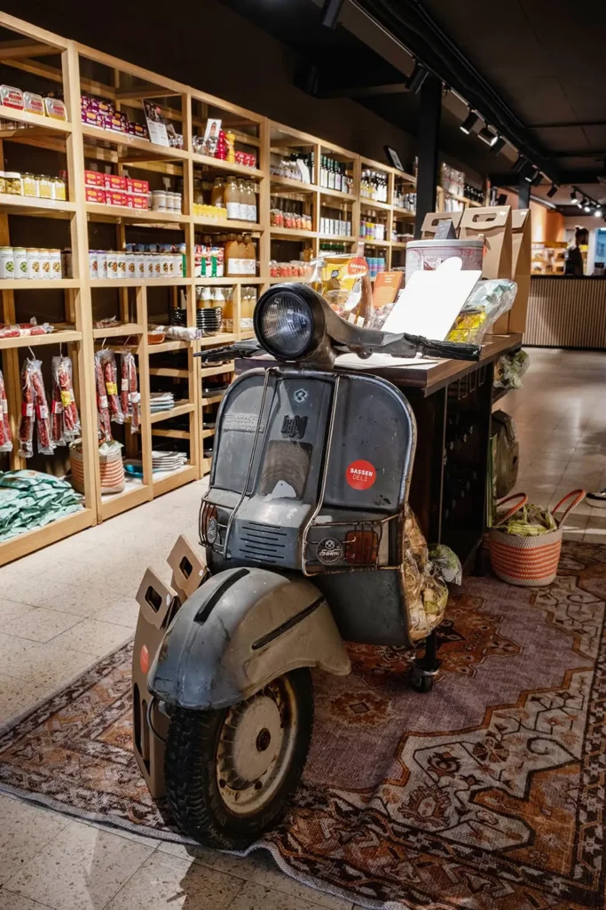 Een eyecatcher is de scooter in de winkel