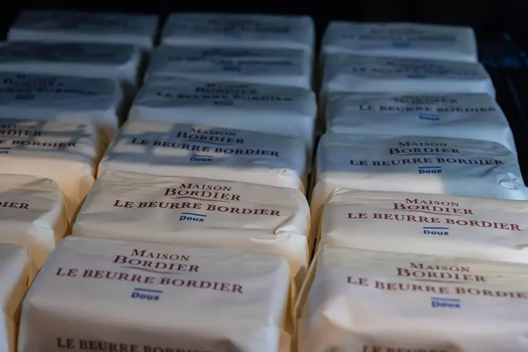 Handgeslagen roomboter bij Sassen Deli 768x512