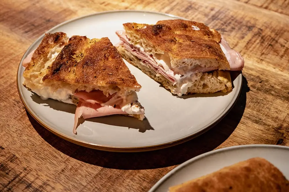 Kom langs bij Sassen Deli voor een vers belegd Italiaans broodje met mortadella