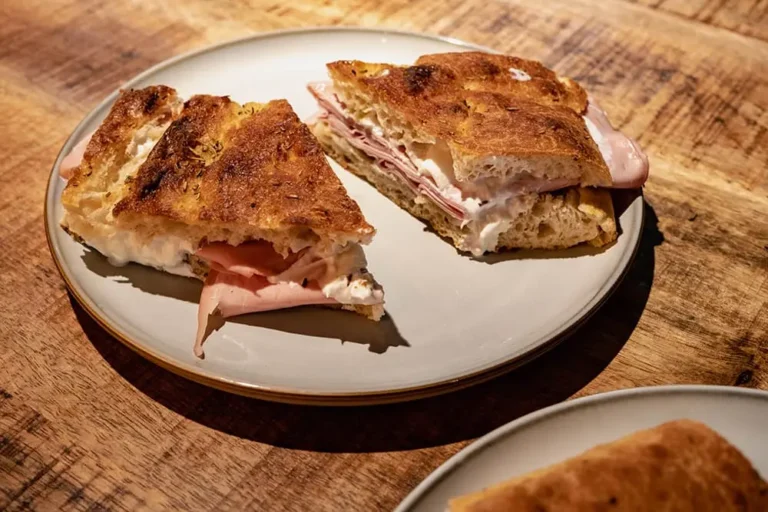Kom langs bij Sassen Deli voor een vers belegd Italiaans broodje met mortadella 768x512
