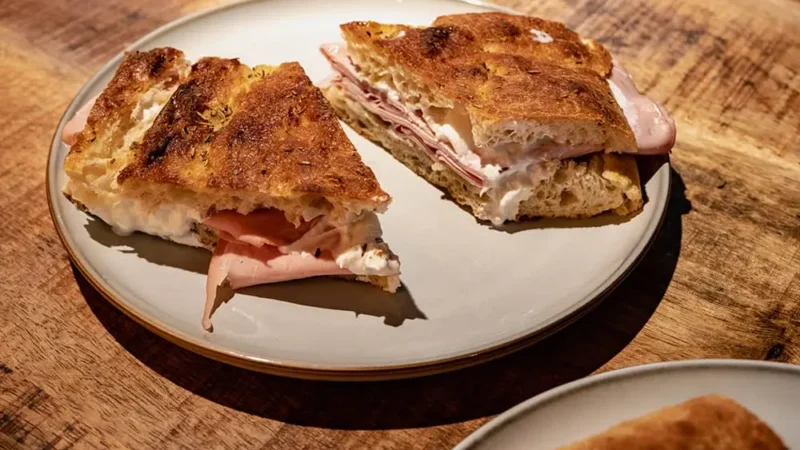 Kom langs bij Sassen Deli voor een vers belegd Italiaans broodje met mortadella 800x450