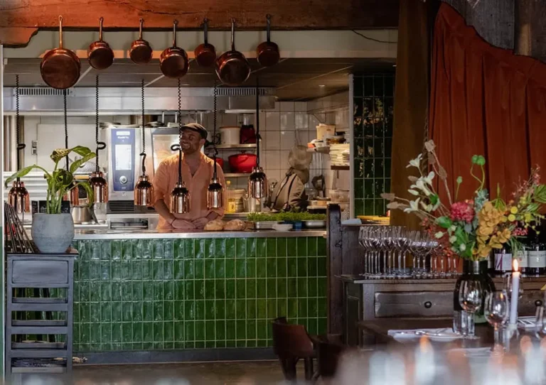 Marc aan het werk in zijn keuken 768x542