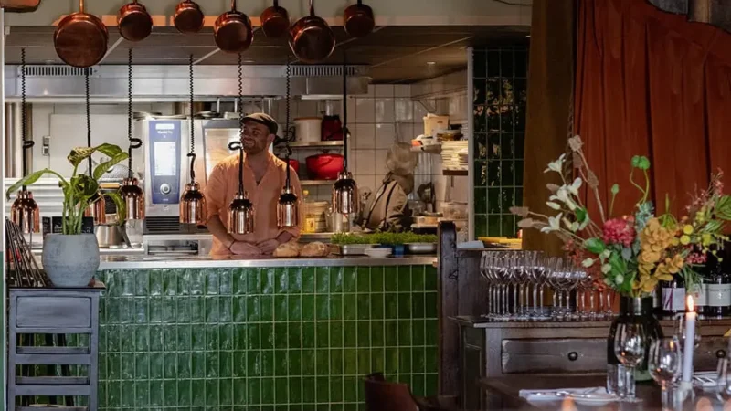 Marc aan het werk in zijn keuken 800x450