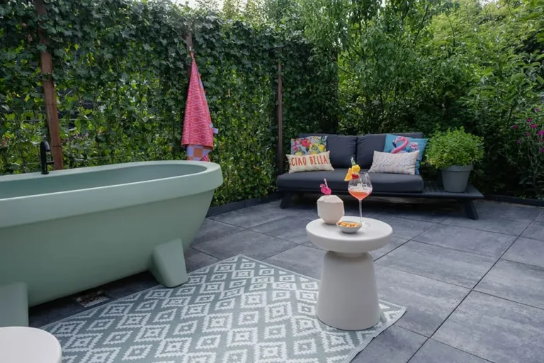 Buiten relaxen op de bank of in bad genieten met een drankje 768x512