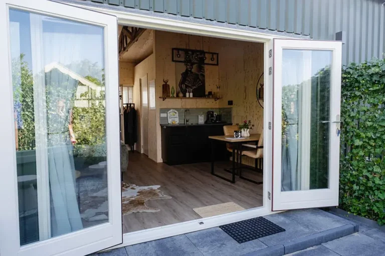 Grote openslaande deuren in de b en b 768x512