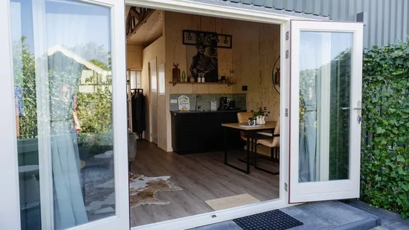 Grote openslaande deuren in de b en b 800x450