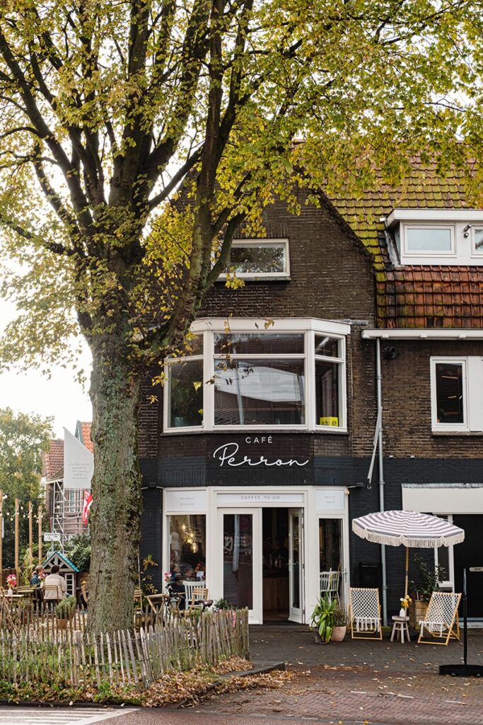 Café Perron aan de overkant van het station in Alkmaar-min