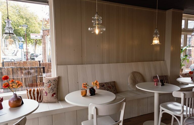 Knus interieur bij staions cafe Perron min 768x495