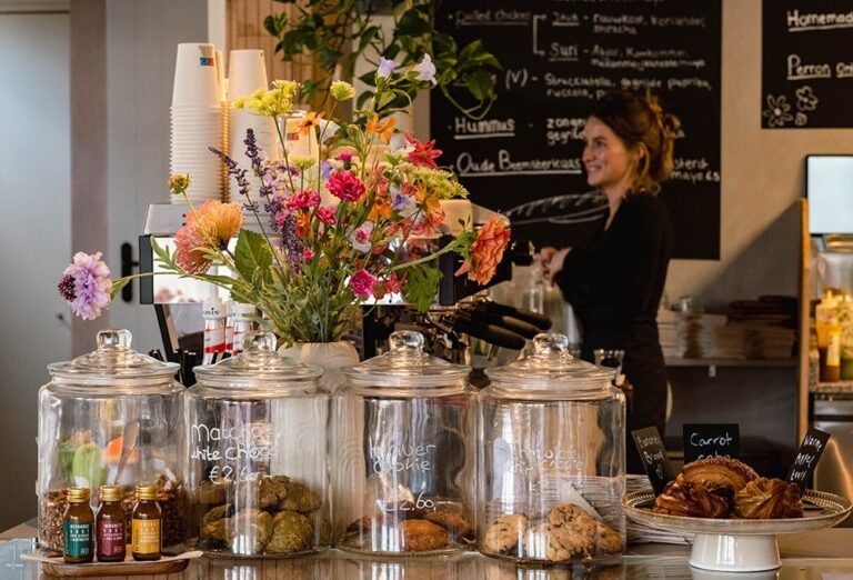 Toonbank Cafe Perron Alkmaar min 768x522