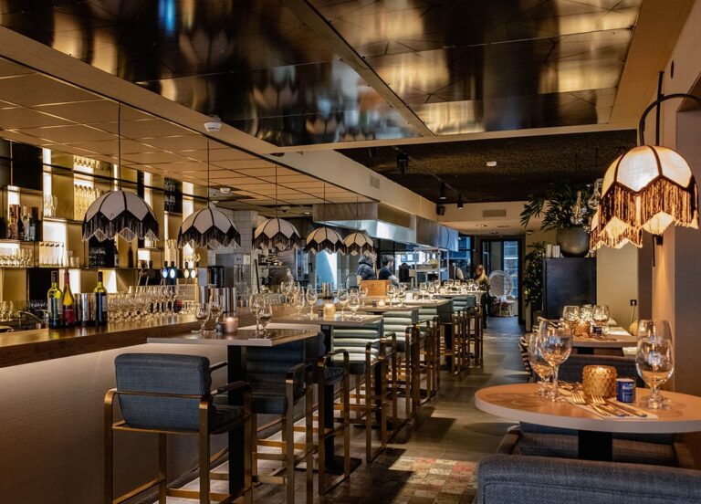 Hoge tafels langs de bar in het restaurtant in Haarlem 768x552