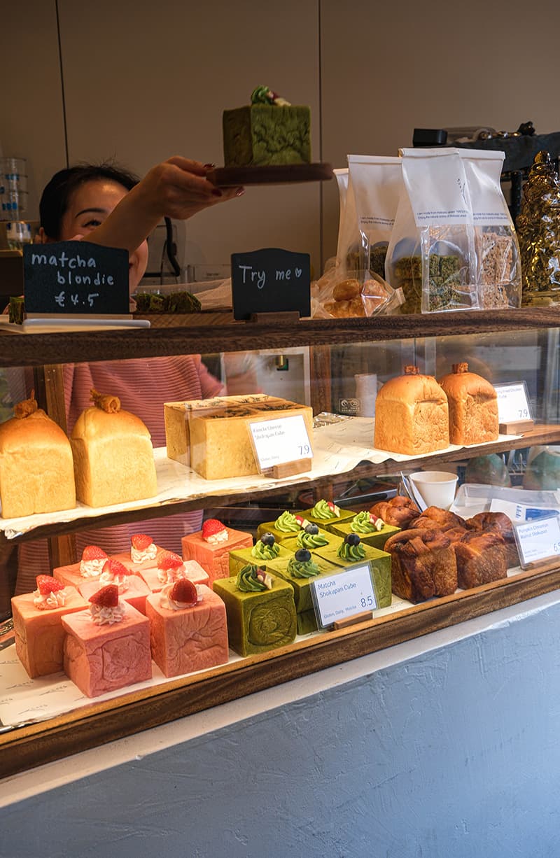 De vitrine vol met hartige en zoete shokupan broodjes