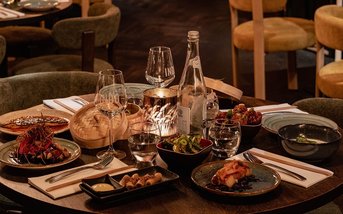 Een tafel vol Aziatische shared dining gerechten bij Labo Chao in Haarlem