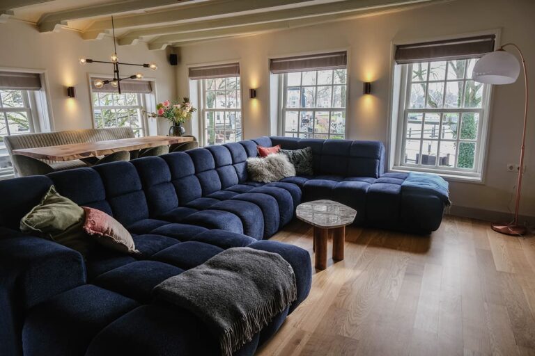 Geweldig relaxte bank bij Boutique Havenhuys Medemblik 768x512