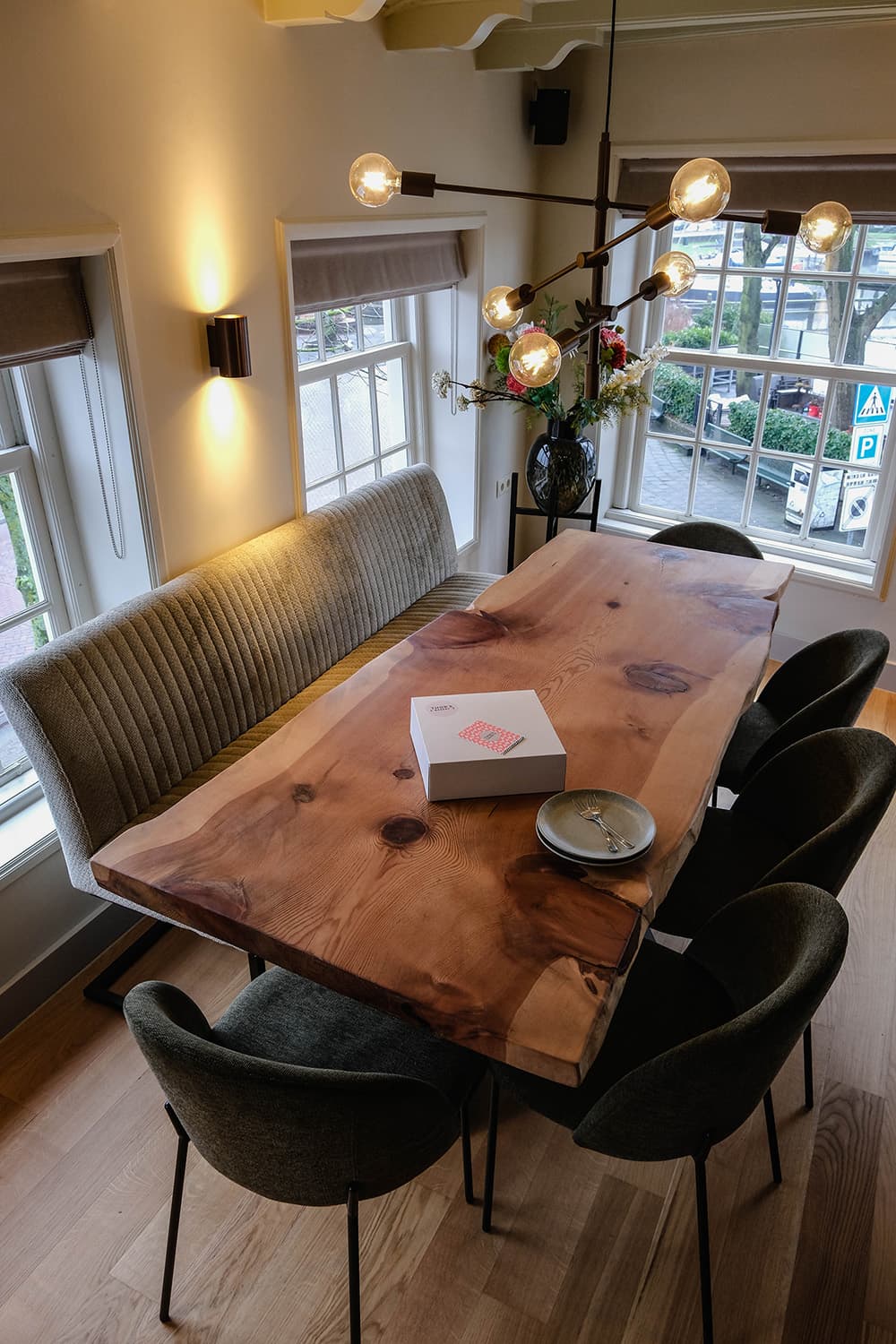 Ruimte genoeg aan de grote tafel om spelletjes te spelen