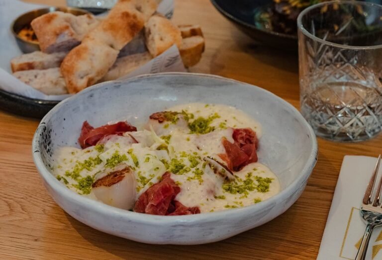 All day gerecht bij Krelis coquilles vergezeld door Pata Negra ham en een romige beemsterkaas saus.  768x524