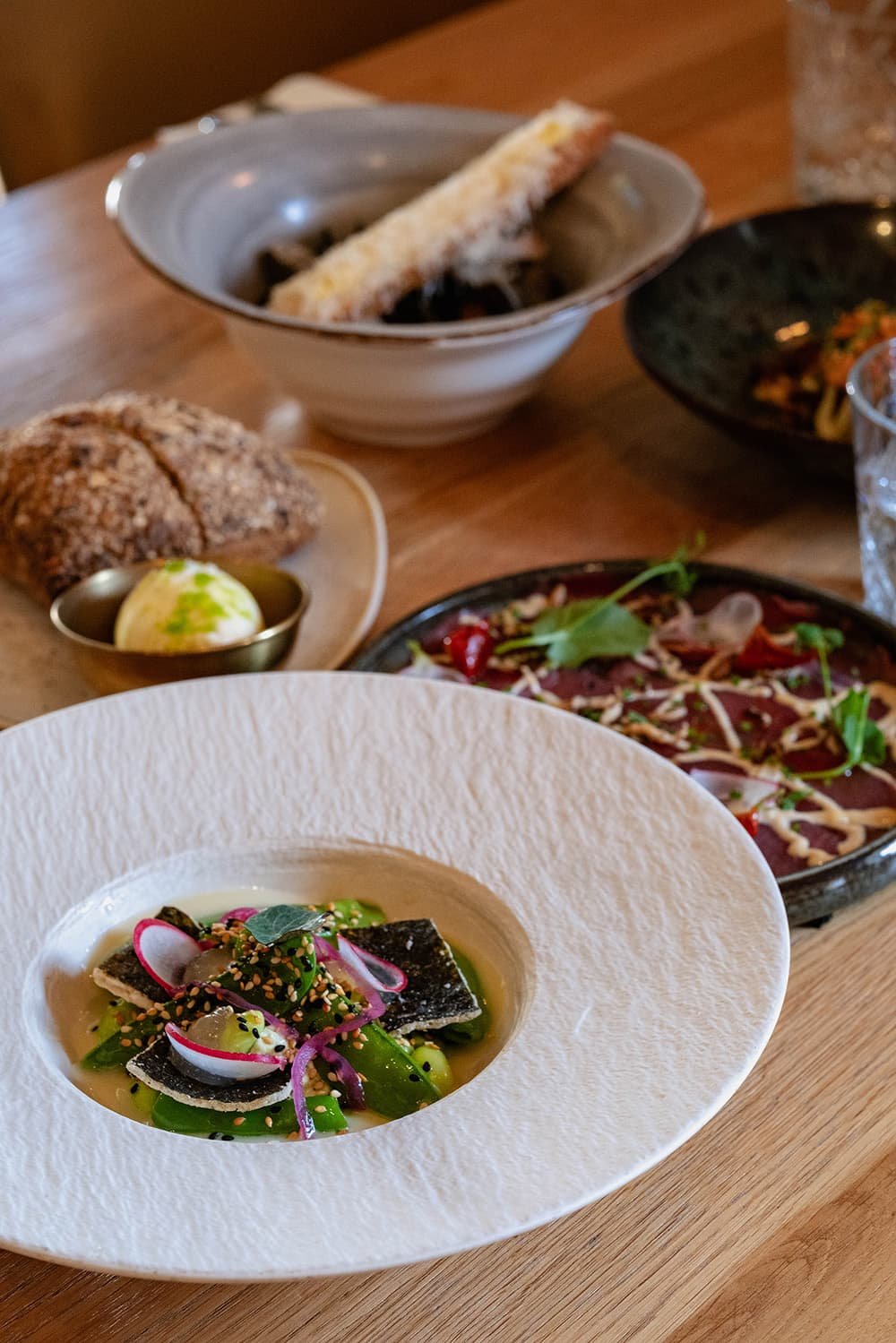 Edamame boontjes – Geserveerd met een crème van hummus, peulvruchten en yuzu-gel (volledig veganistisch).