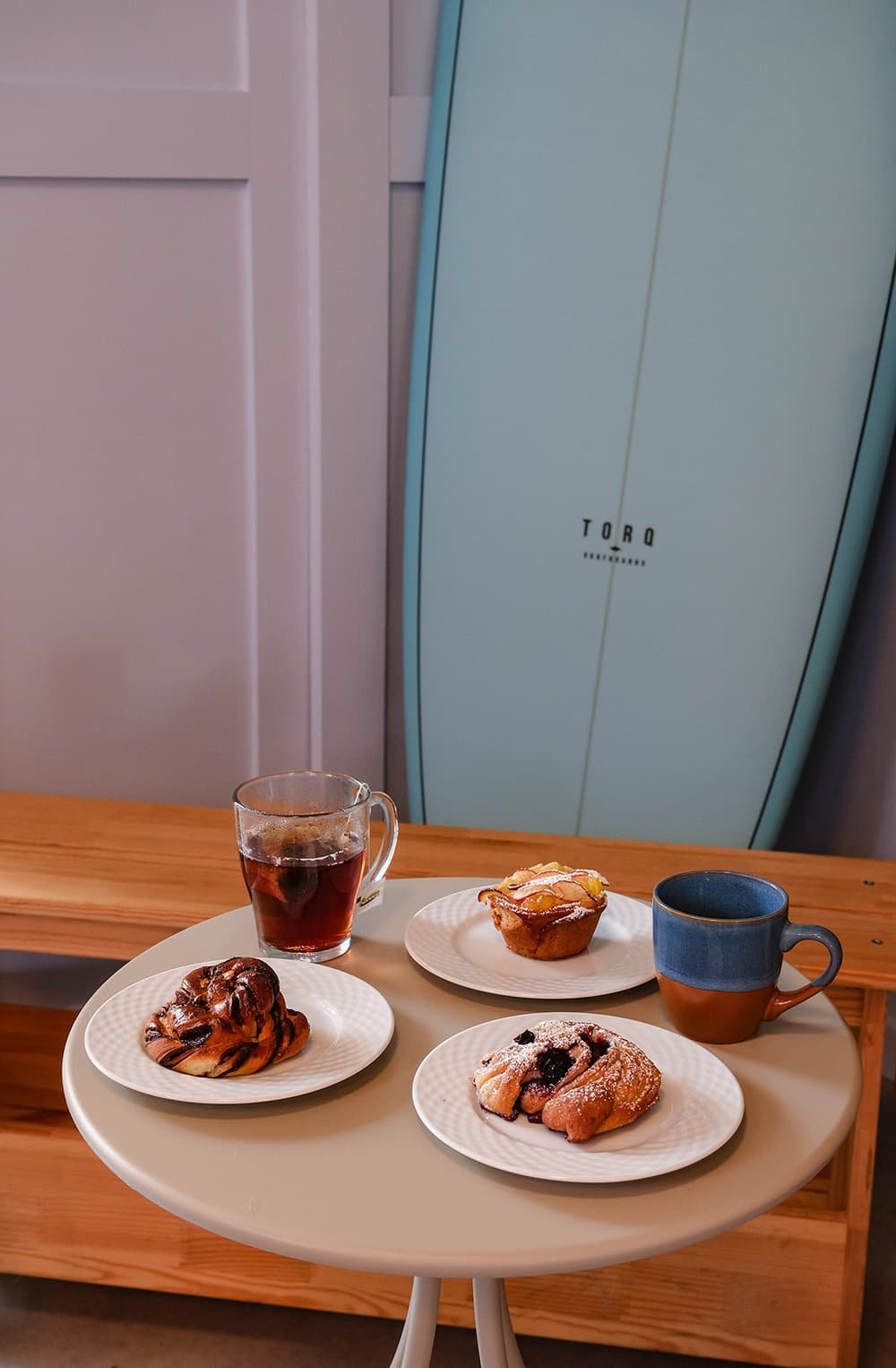 Een kop thee en koffie met wat lekkers tijdens een fietstour door Friesland