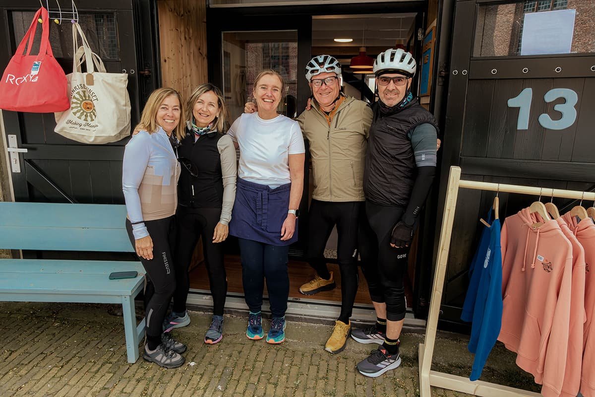 Foekje tussen Spaanse collega's tijdens een fietsvakantie