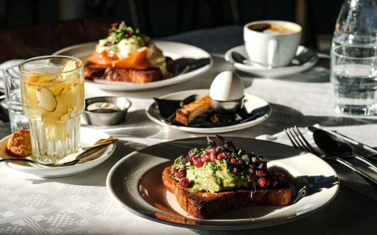 Toast met avocado 768x479
