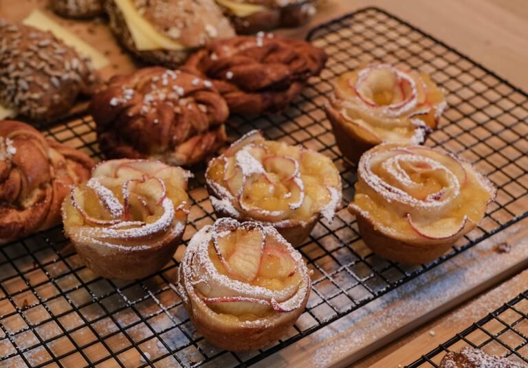 Zelfgebakken zoete en hartige broodjes bij Bake Art Surf in Workum 768x536