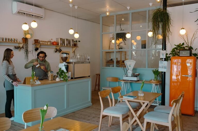 Een vrolijk interieur bij El Cafetin in Workum 768x508