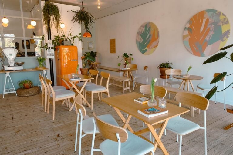 Een vrolijk interieur en fantastische koffies en gebak bij El Cafetin 768x512