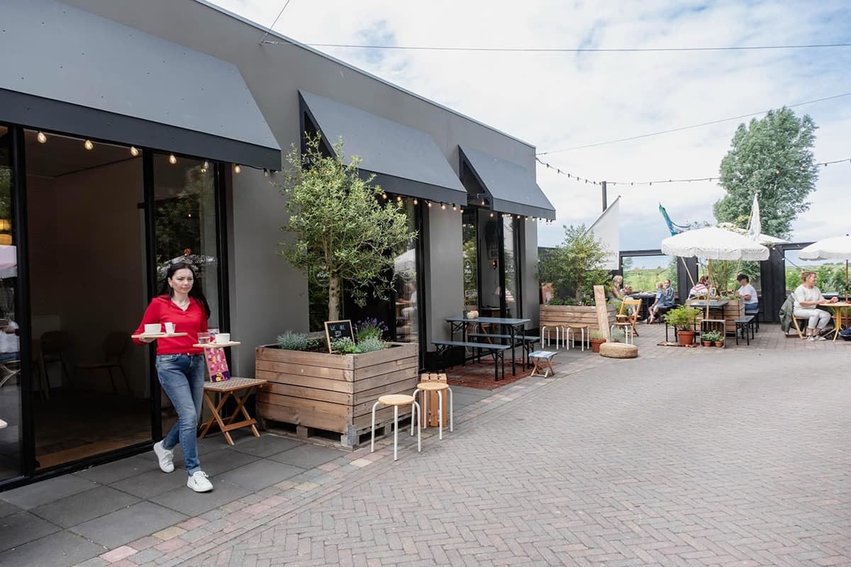 Eva van Eva's Cake Boutique naast El Cafetin serveert het gebak en koffie