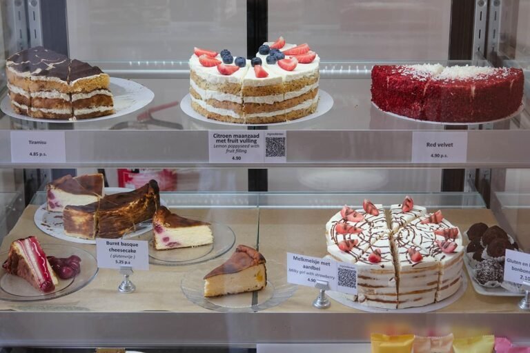 Vitrine vol naast bij Evas Cake Boutique 768x512